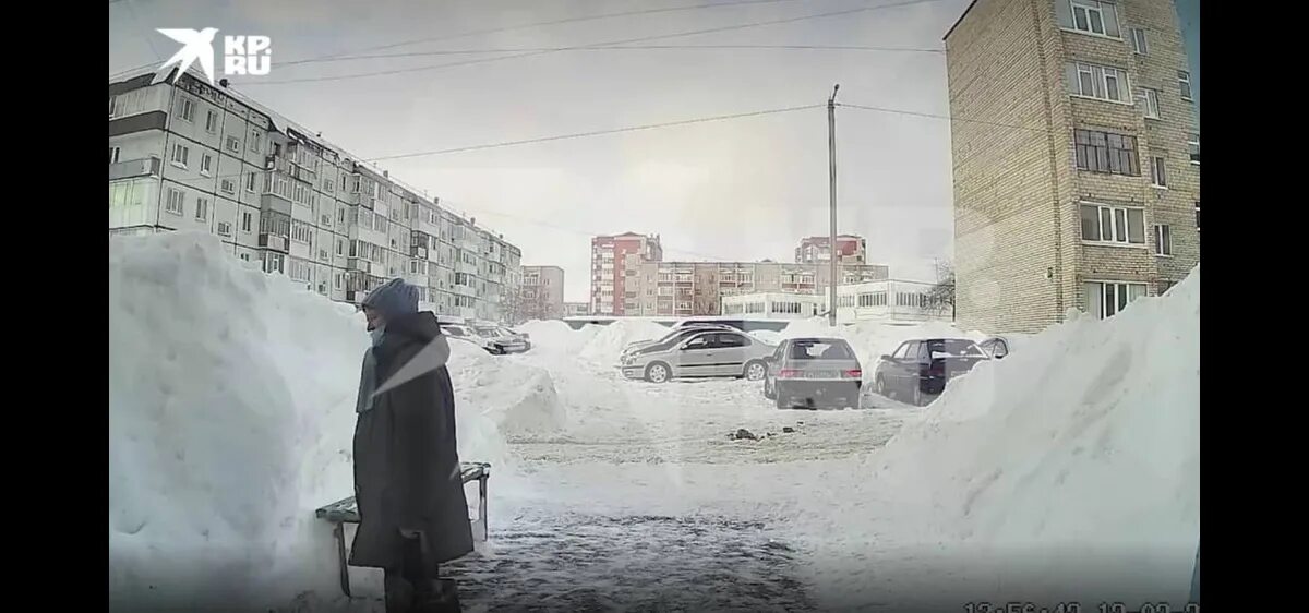 Снегопад в Башкирии. На женщину упала глыба льда. На город вечер упадет ледяной тенью