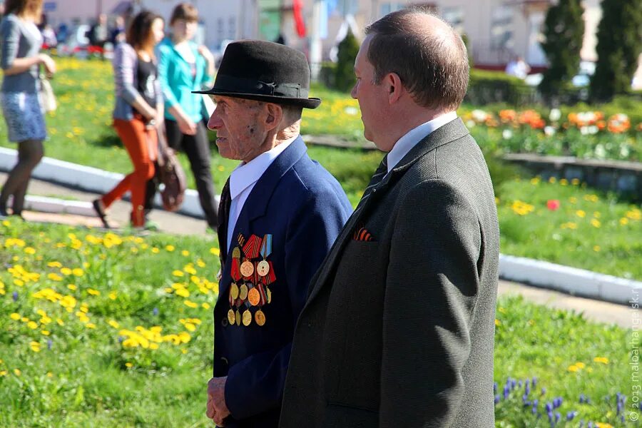 Идут ветераны слова. Парад в Малоархангельске. Малоархангельск парк Победы. Ветераны идут. Новый парк в Малоархангельске.