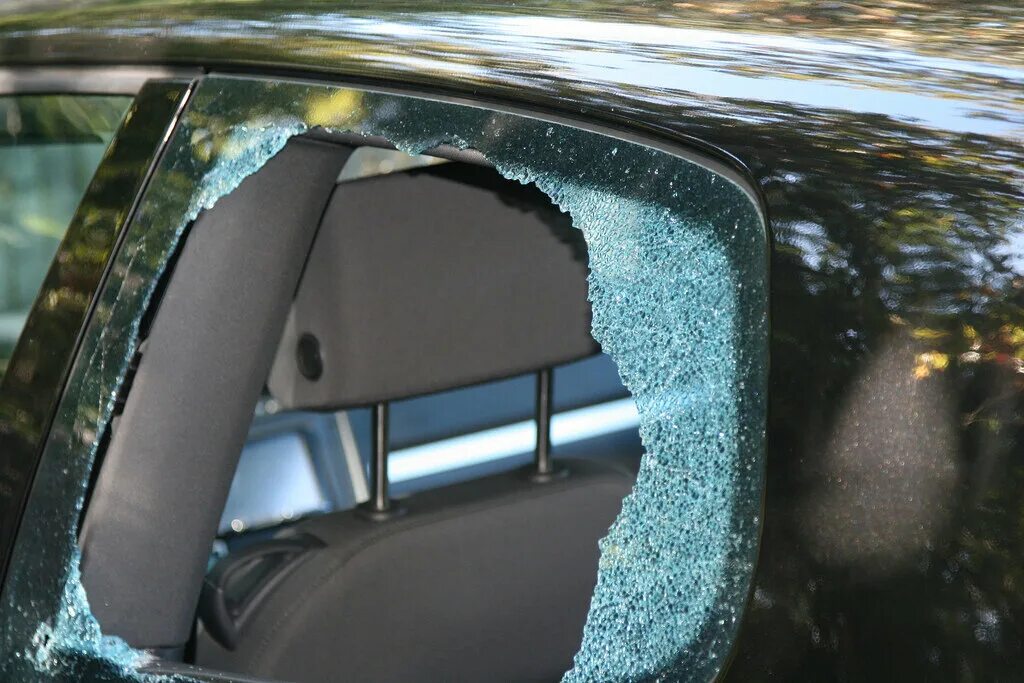 Разбили окно машины. Разбитое окно машины. Разбить окно автомобиля. Разбили стекло в машине. Выбитое стекло в машине.