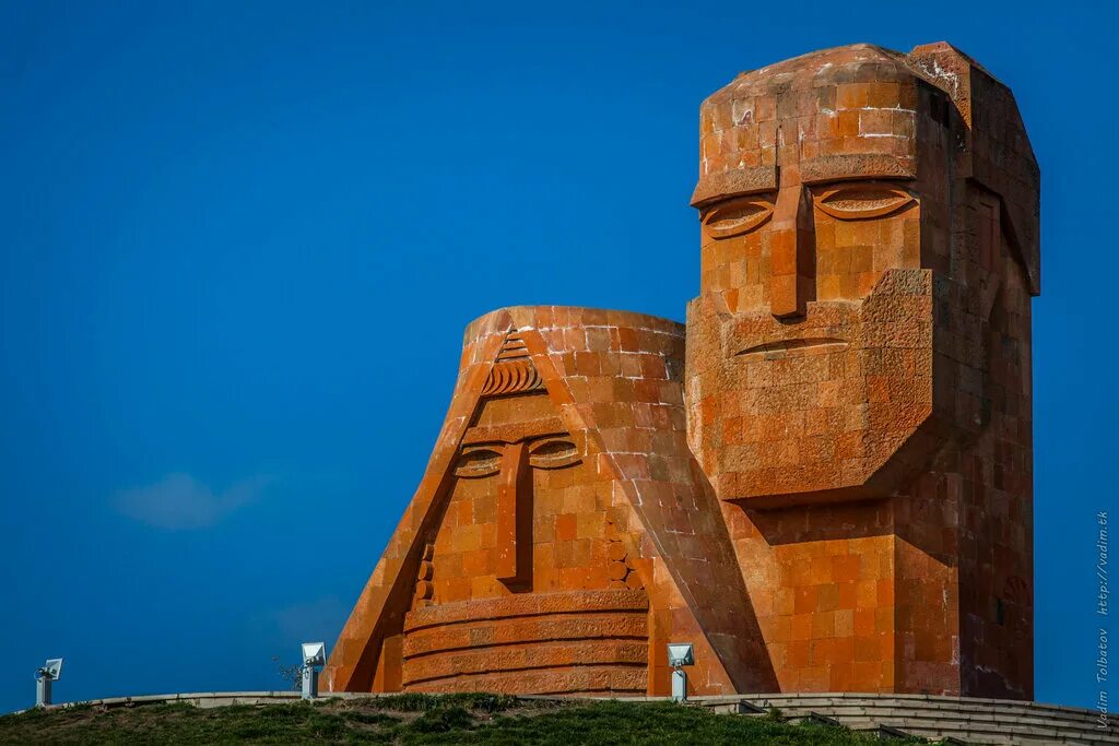 мы наши горы степанакерт. памятники армении и арцаха. мы и наши горы памятник в арцахе. арцах армения монумент бабушка дедушка. татик папик арцах.