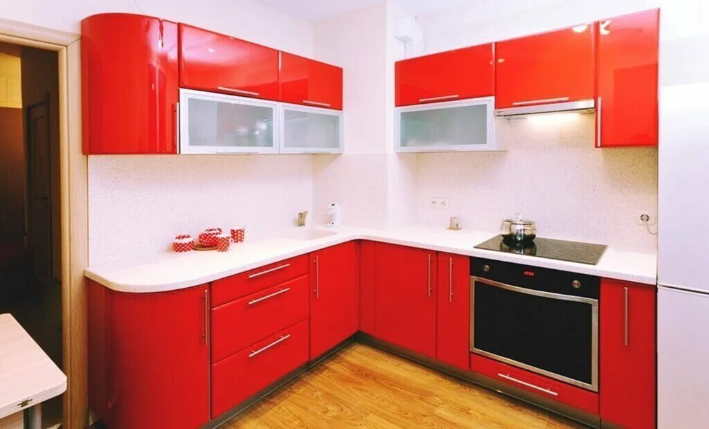 Мебель на заказ саратов. Кухонные гарнитуры. Красный кухонный гарнитур. Кухня угловая красная. Кухонные гарнитуры угловые.