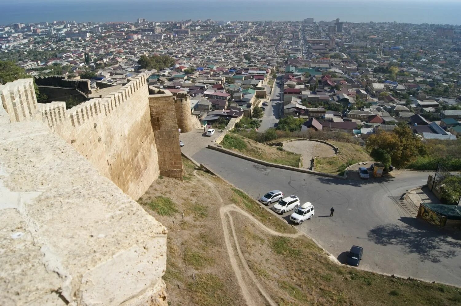 Находится город дербент. Крепость нарын кала в махачкале.. крепость нарын кала 2025. вид с крепости нарын кала. столица дербентского эмирата.