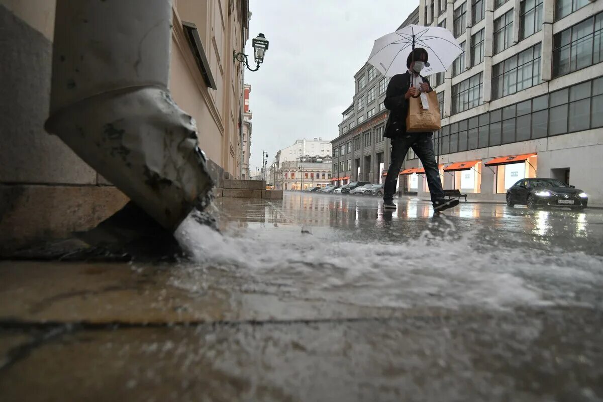 Дождь переехал. Дождь в Москве. Сильный дождь в Москве. Небольшой дождь. Московские осадки.