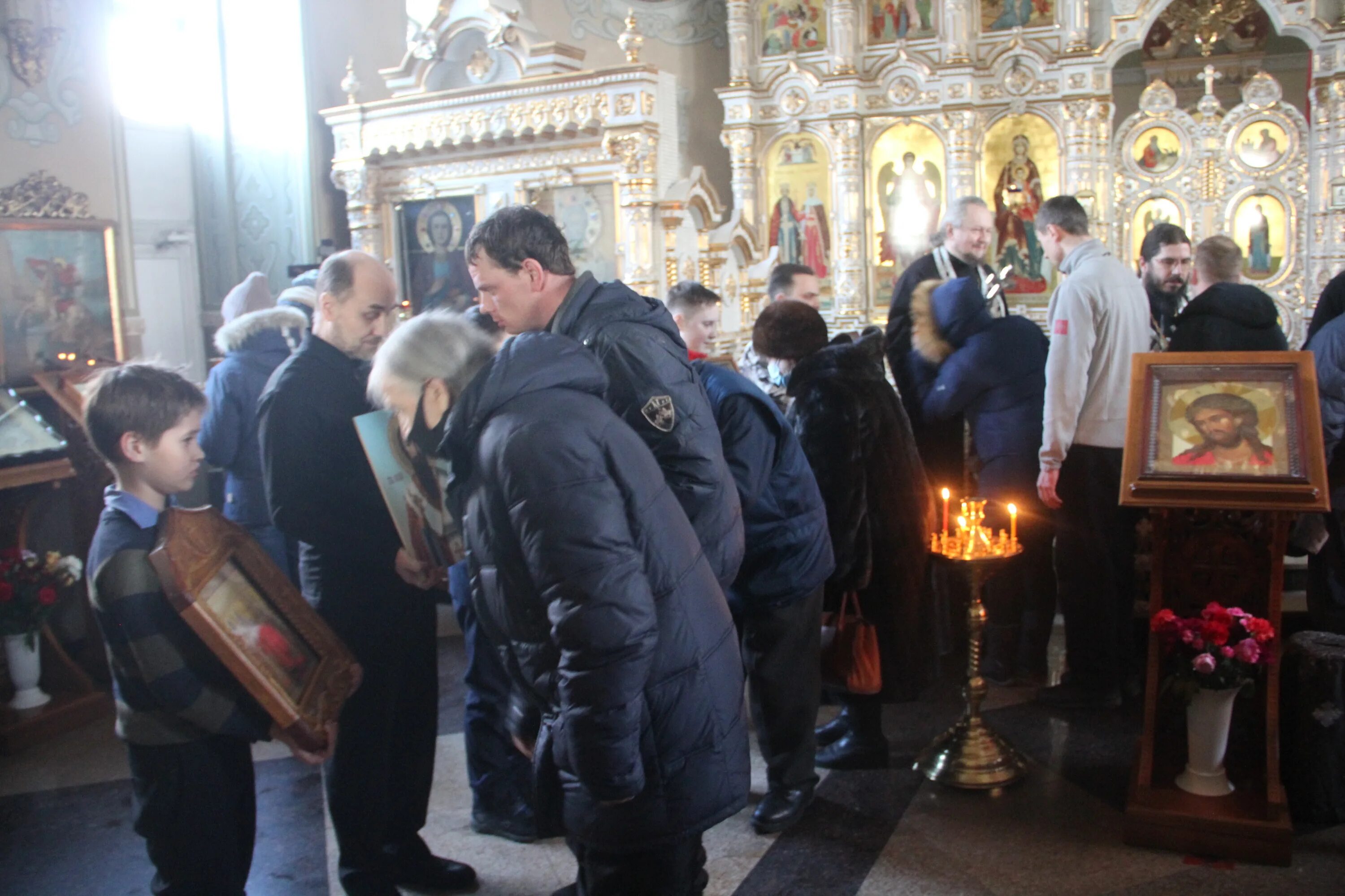 Чин прощения в храме. Чин прощения в прощенное воскресенье. Служба в храмах в честь Прощеного Воскресения. Прощённое воскресенье служба в церкви Краснодар.