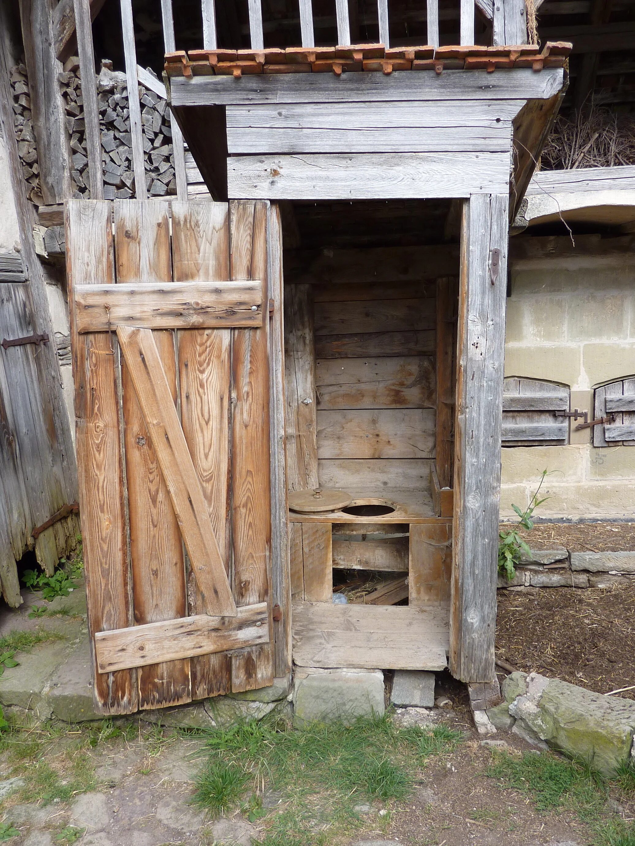 Сельский туалет сектор. Деревянный деревенский туалет. Деревянный сельский туалет. Старый деревянный туалет. Старый деревянный сортир.