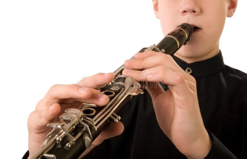 Играет на кларнете и трубе. Человек играющий на кларнете. Музыкант с кларнетом. Игра на кларнете. Кларнет мужчина.
