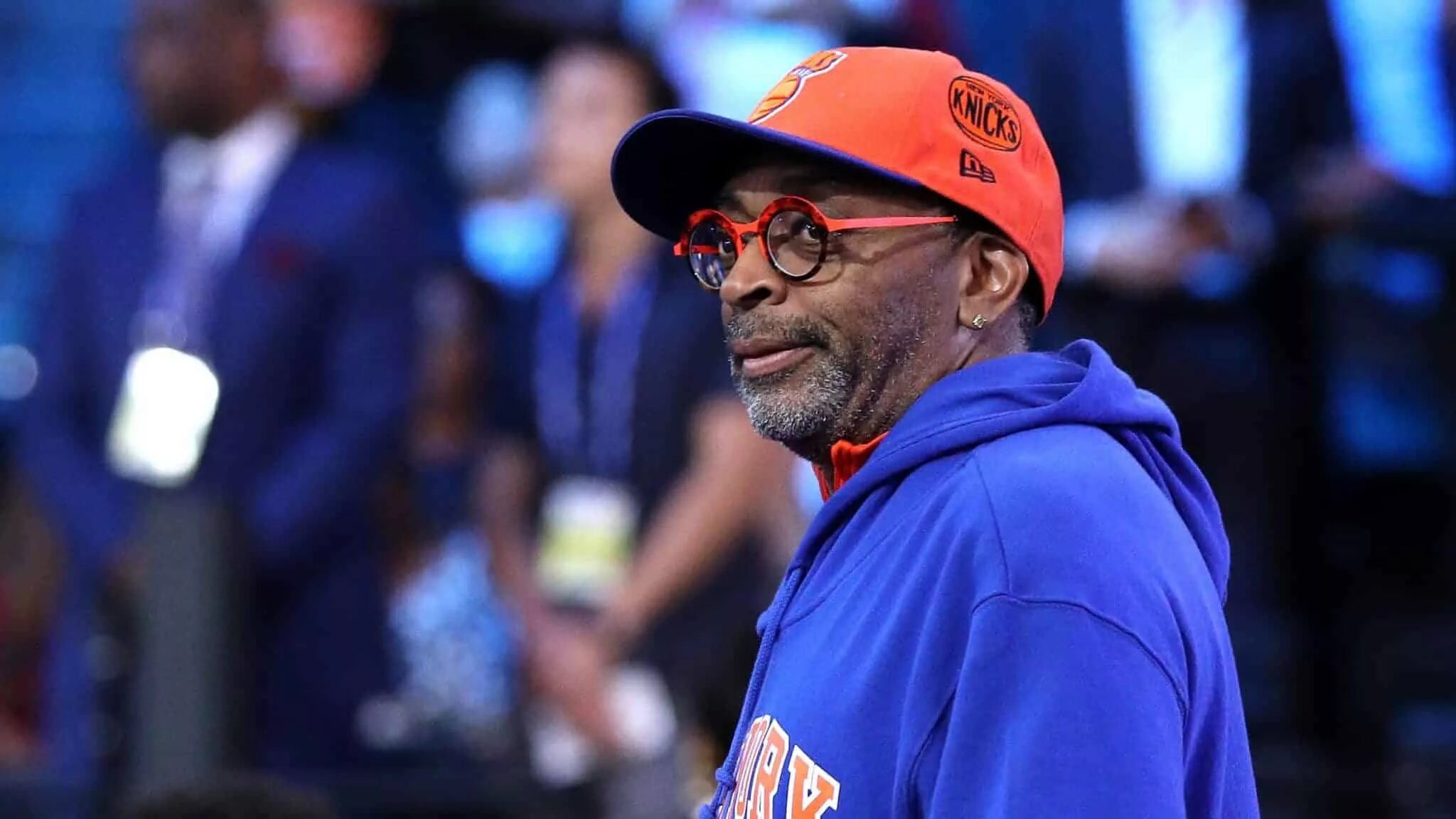 Спайк ли. Spike Lee Knicks. Спайк ли Нью Йорк НИКС. Спайк ли на матче. Спайк ли us open.