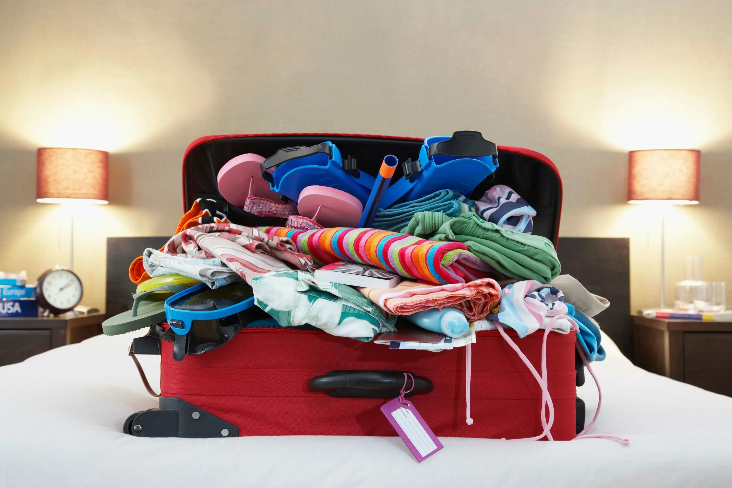 Чемодан с вещами. Вещи в поездку. Собранные вещи. Собранные чемоданы с вещами.