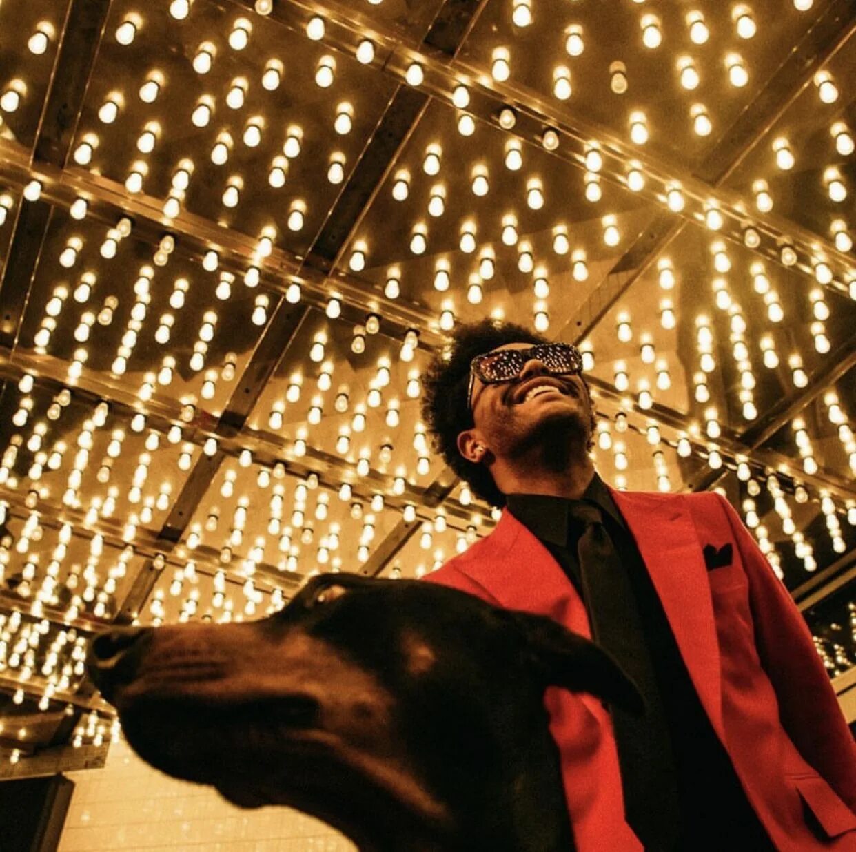 Weekend группа. Уикенд клипы. Эйбел тесфайе. The weeknd blinding lights. Уикенд клипы.