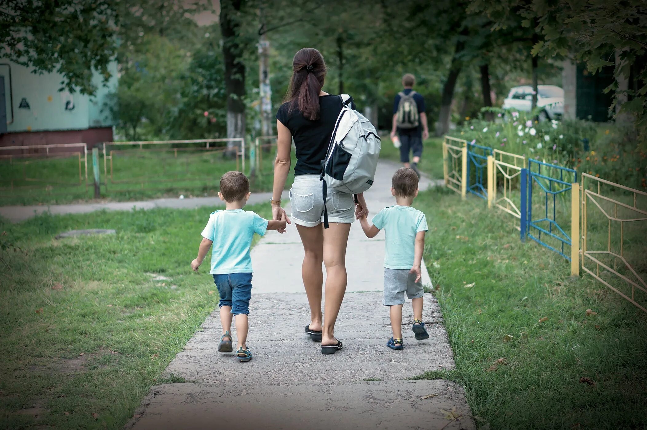 Мама ходила в нижнем белье. Молодые мамочки с мальчиками. Мама ходит по городу. Молодая мамаша с мальчиком лет полутора. Мама ходит по дому.