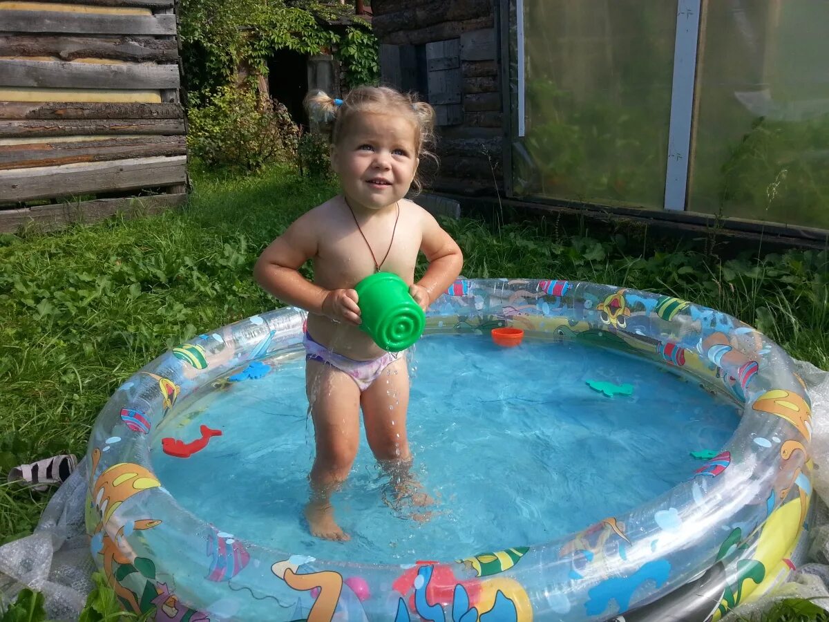 Плавать в бассейне на даче. Дети в бассейне на даче купаются. Дети в бассейне на даче купаются. Девочка в бассейне на даче. Дети в бассейне на даче.