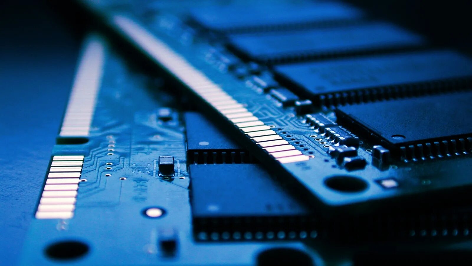 Что такое виртуальная память компьютера. Ddr4 ddr5. оперативная память пк. изображение оперативной памяти. что такое озу в компьютере.