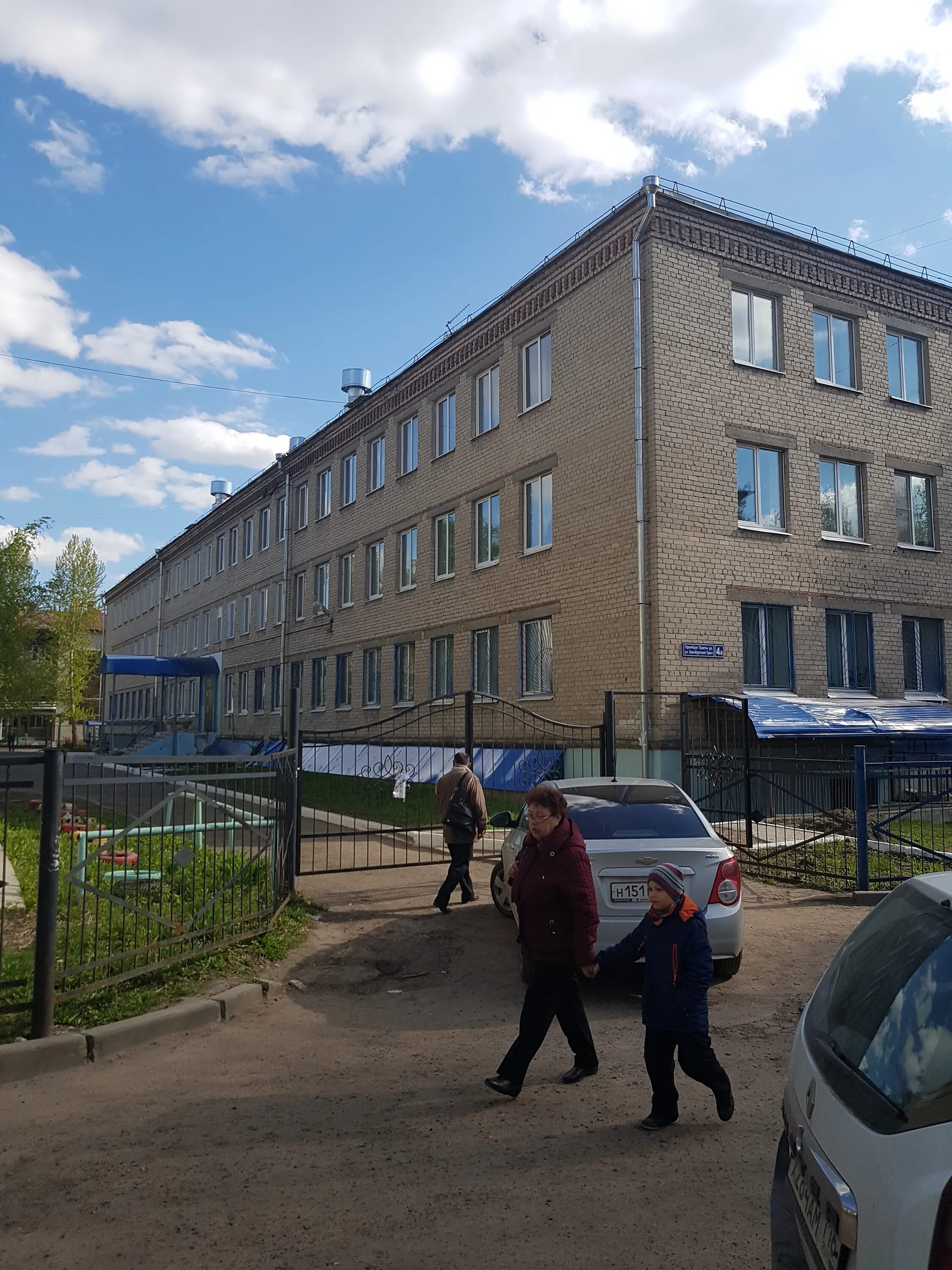 Оренбургский тракт общежитие. Оренбургский тракт 17 казань. Оренбургский тракт общежитие. Оренбургский тракт общежитие. Гостиница ял казань.