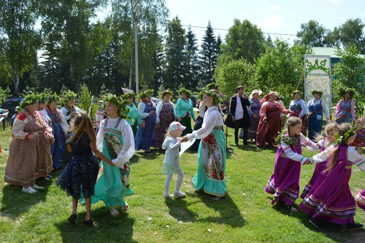 Празднование Троицы в Белинском районе. Празднование Троицы в Ивано Родионовке. Гулянья на Троицу в 2022 году в Вятском Посаде. Архангельский район библиотеки.