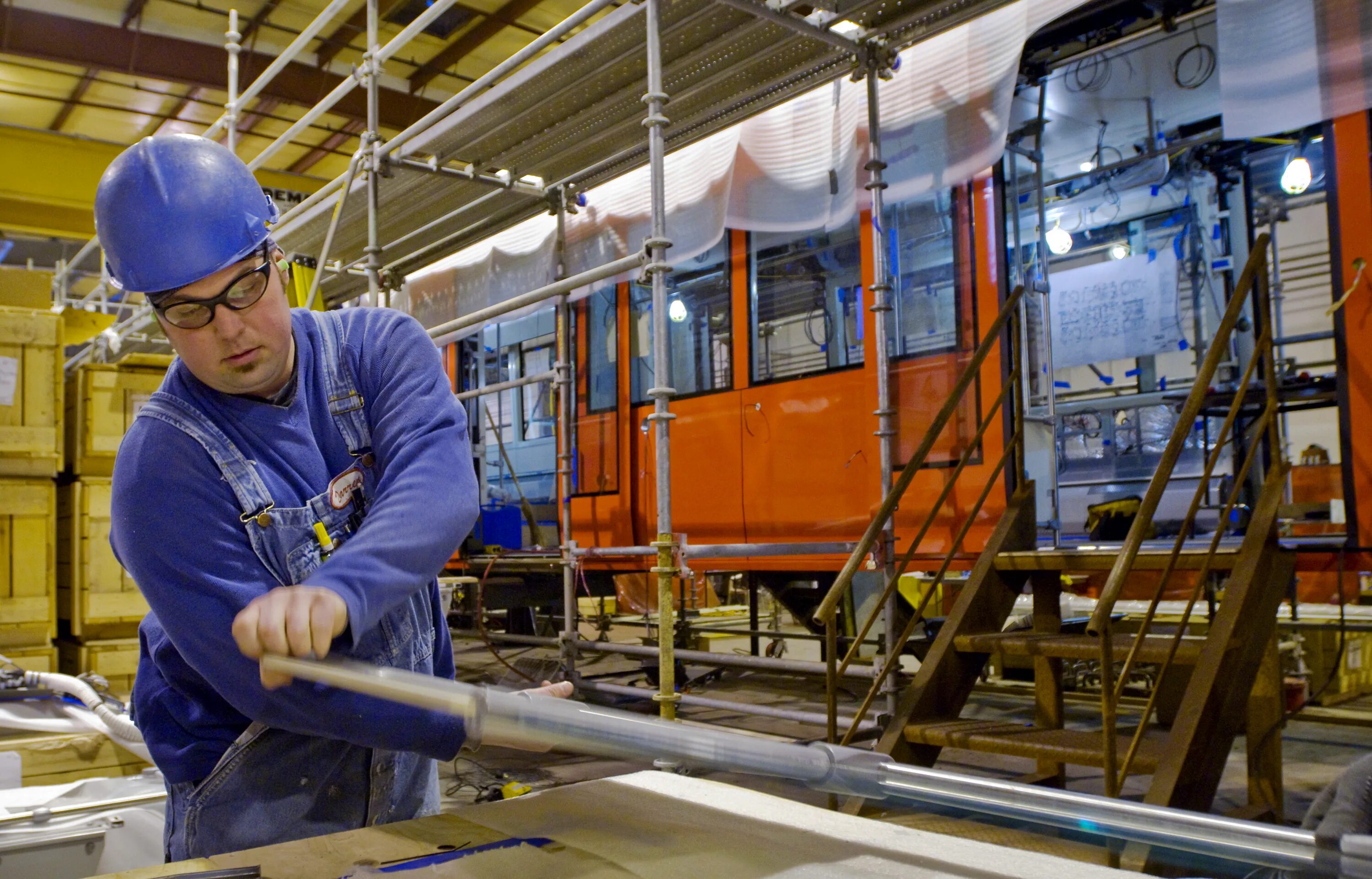 Factory worker. Man Factory. Завод за спину. Aluminium worker. Работа в фабрика 1