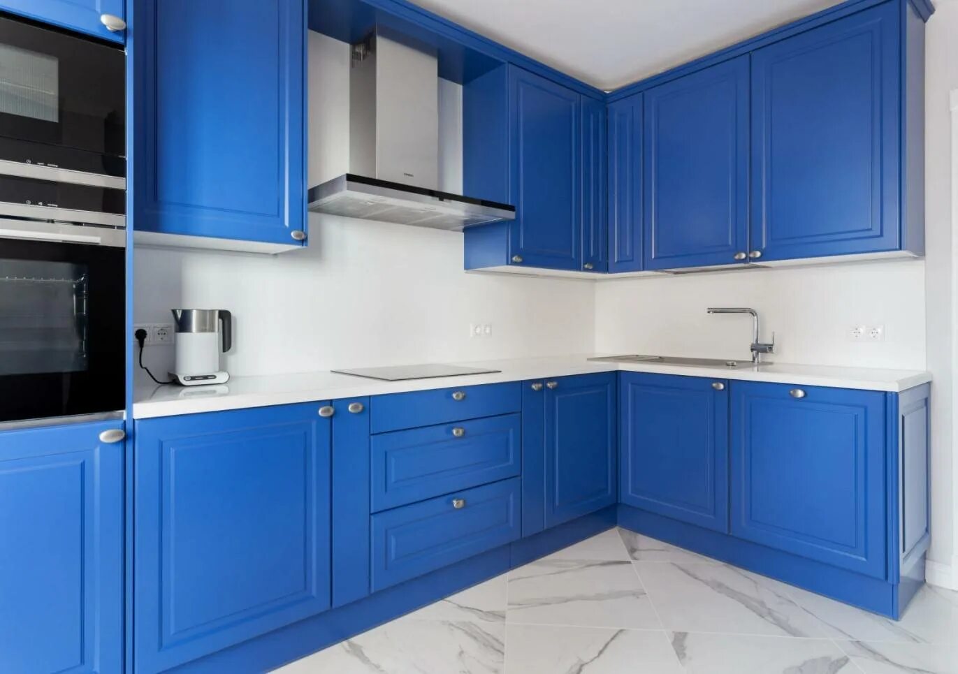 Синяя кухня. Роял Вуд синий кухня. Синяя угловая кухня. Кухонный гарнитур с синими фасадами. Кухонный гарнитур угловой синий.