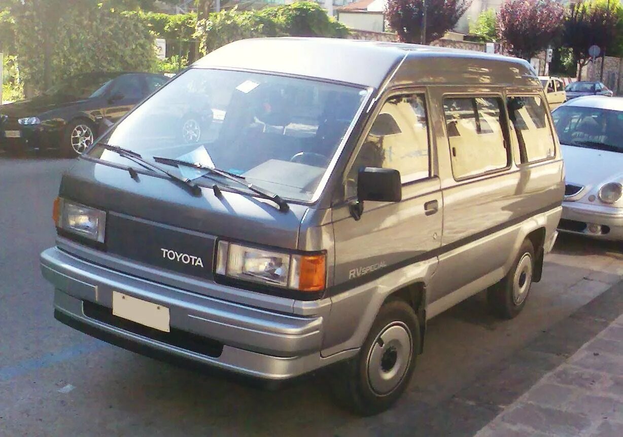 Тойота микроавтобус москва. Toyota микроавтобус Hiace 1990. Микроавтобус Тойота 1995. Тойота минивэн 7-8 местный 1999 года. Тойота микроавтобус дизель 1991.