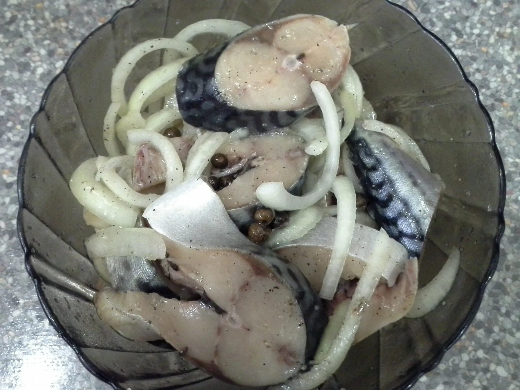 скумбрия кусочками с луком. рыба скумбрия. скумбрия кусочками с луком. скумбрия малосольная с луком и уксусом. скумбрия солёная кусочками с луком.