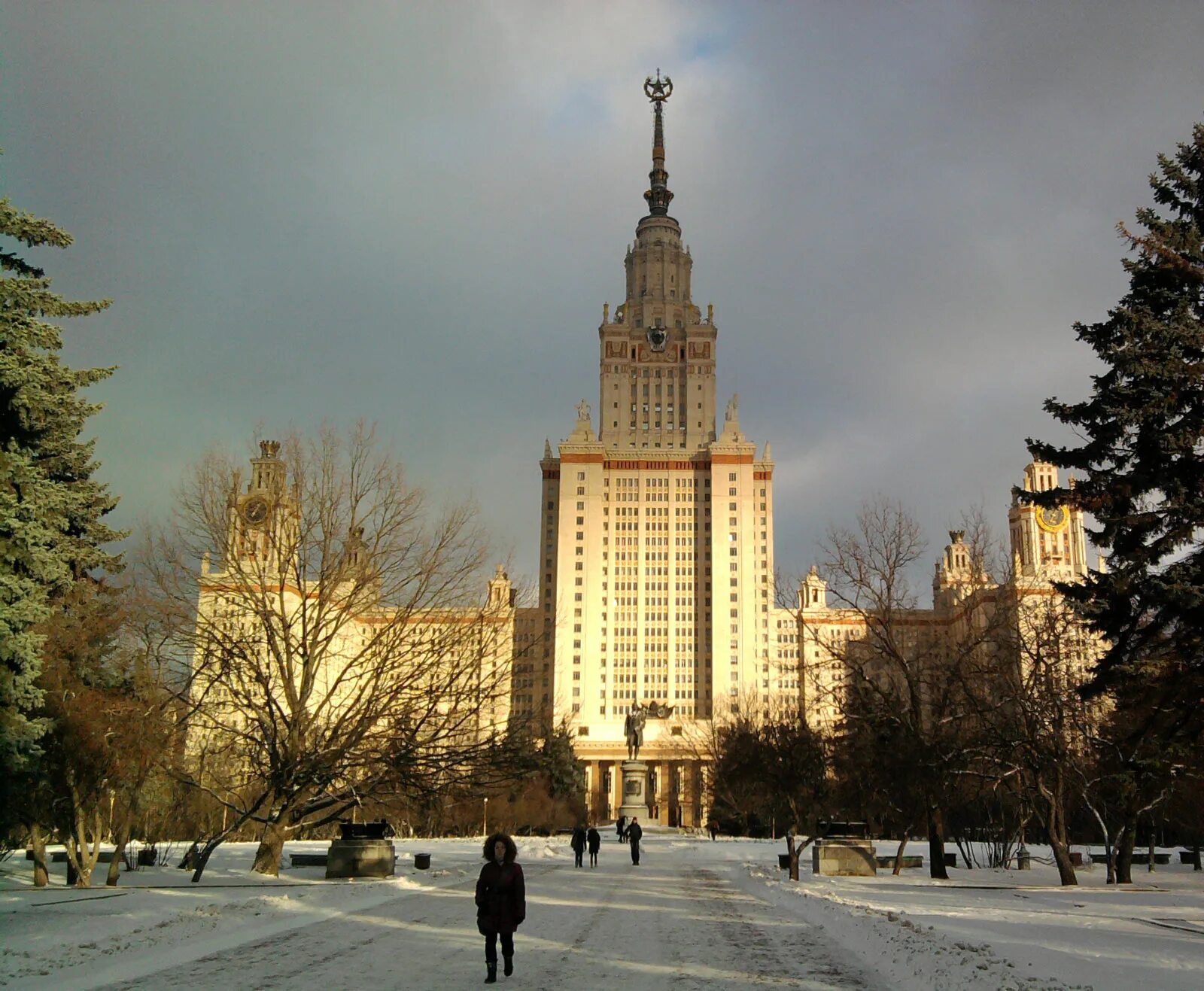 Мвгу москва. Мгу им ломоносова. Мвгу и мгу. Университет мгу в москве внутри. Московский университет ломоносова.