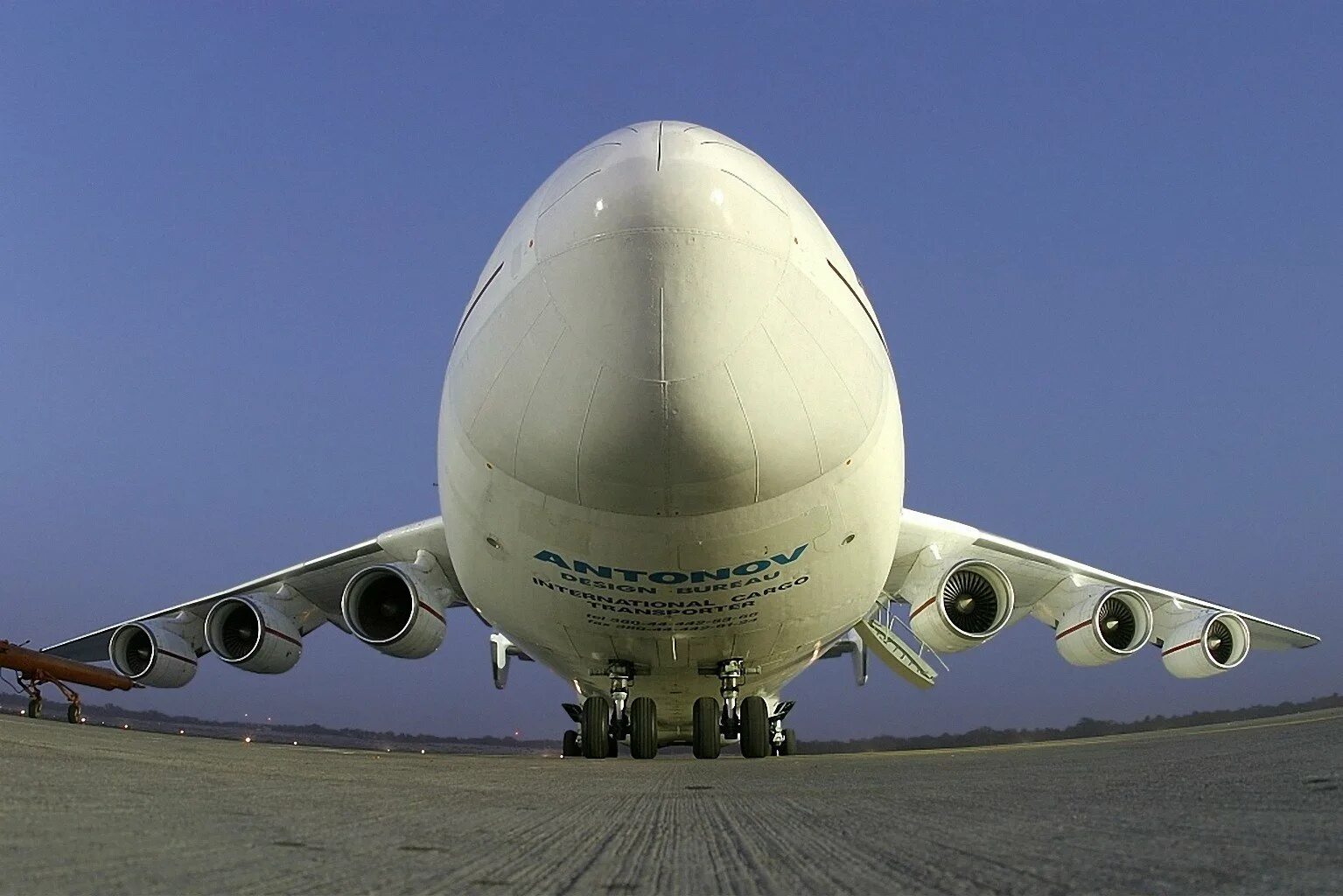 Самый большой самолет. Самолет stratolaunch model 351. Самый большой самолет боинг 747. Самолеты какие были какой самый. А380 белуга.