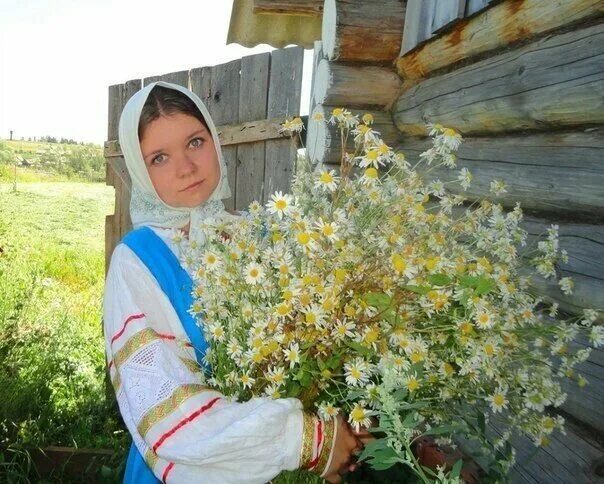 Женщина хочет в деревню. Деревенские девушки. Красивые девушки в деревне. Русская девушка в деревне. Простая деревенская девушка.