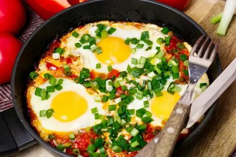 Яичница с зеленым луком и помидорами