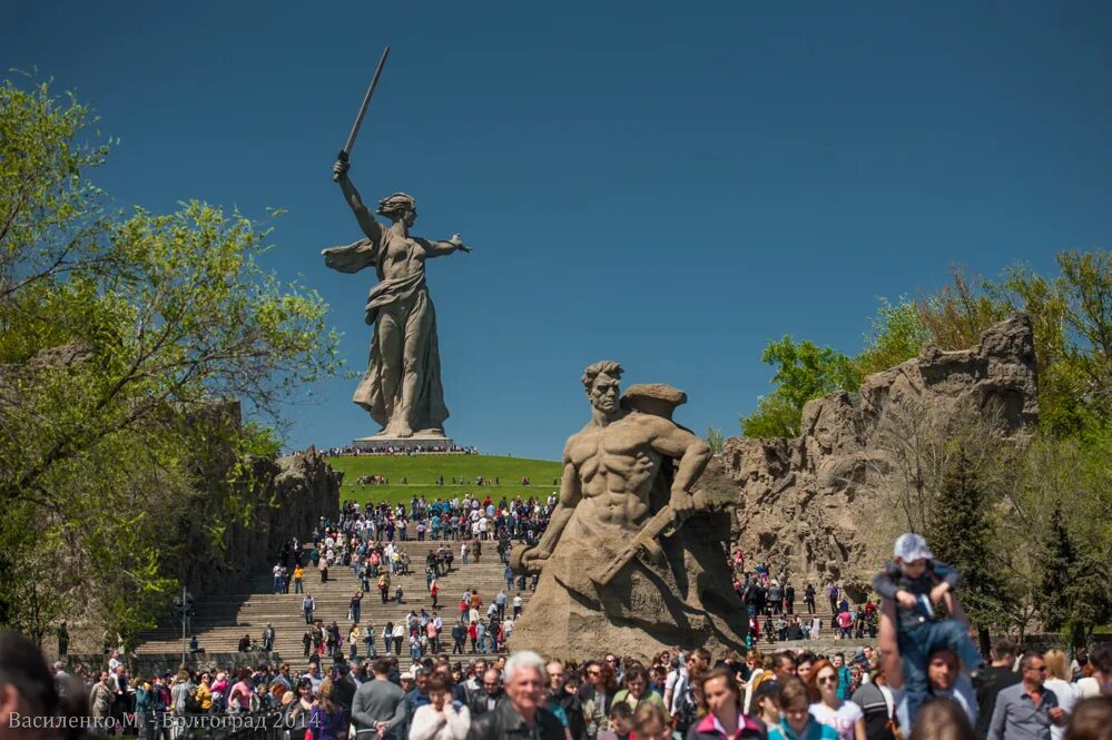 Победа Волгоград. Волгоград город герой победа. Мамаев Курган Волгоград 9 мая. Родина-мать Волгоград салют 9 мая.