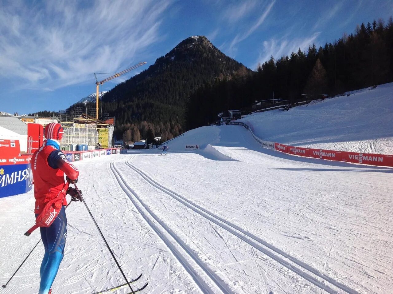 Трасса лыжных гонок состоит из 4 участков. Давос Швейцария лыжные гонки. Давос Швейцария лыжная трасса. Подготовка трассы для лыжных гонок. Поле для лыжного спорта.