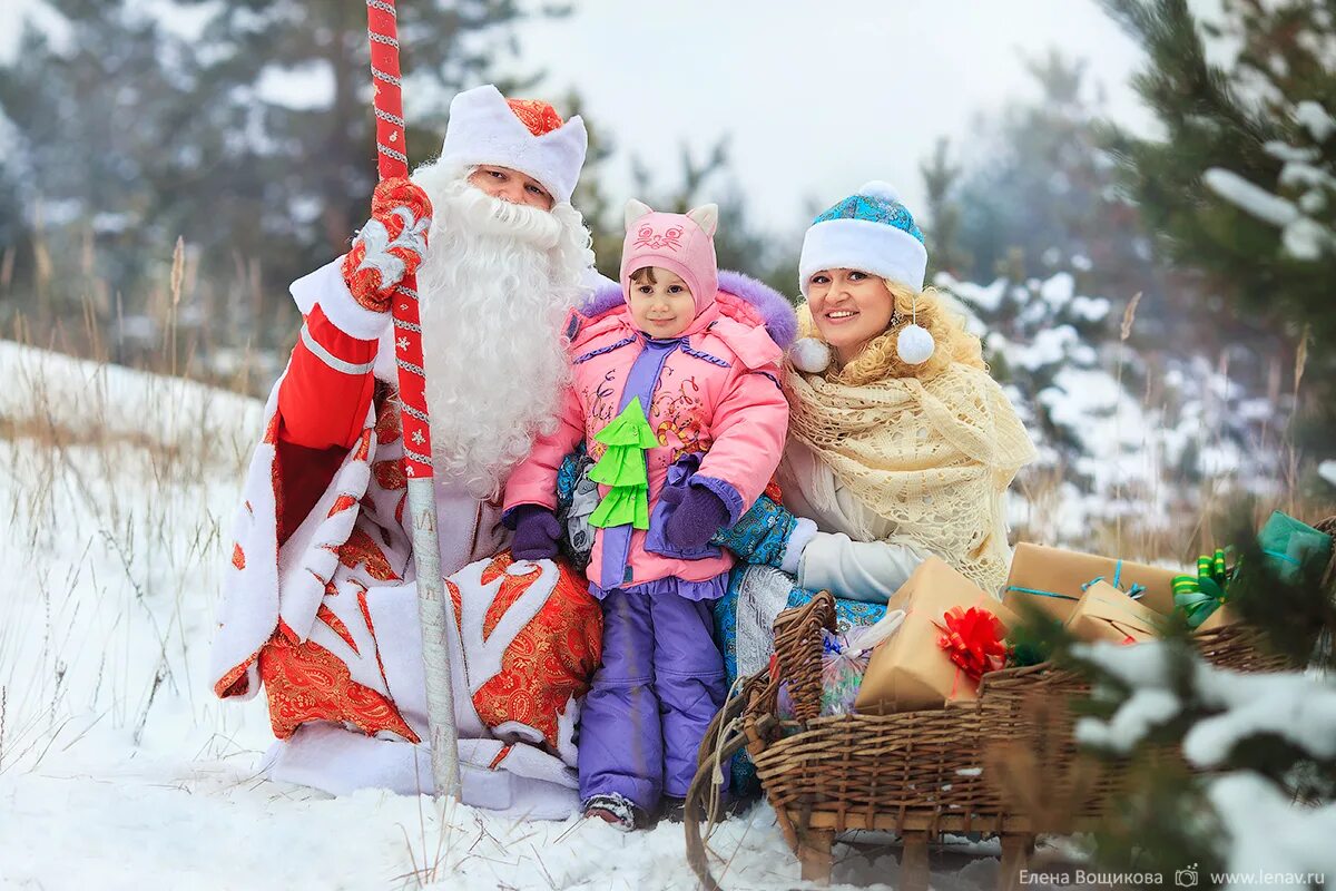 снежные фигуры дед мороз и снегурочка. дед мороз и снегурочка на улицу. дед мороз и снегурочка на улице. дед мороз и снегурочка на улице. фотосессия с дедом морозом.