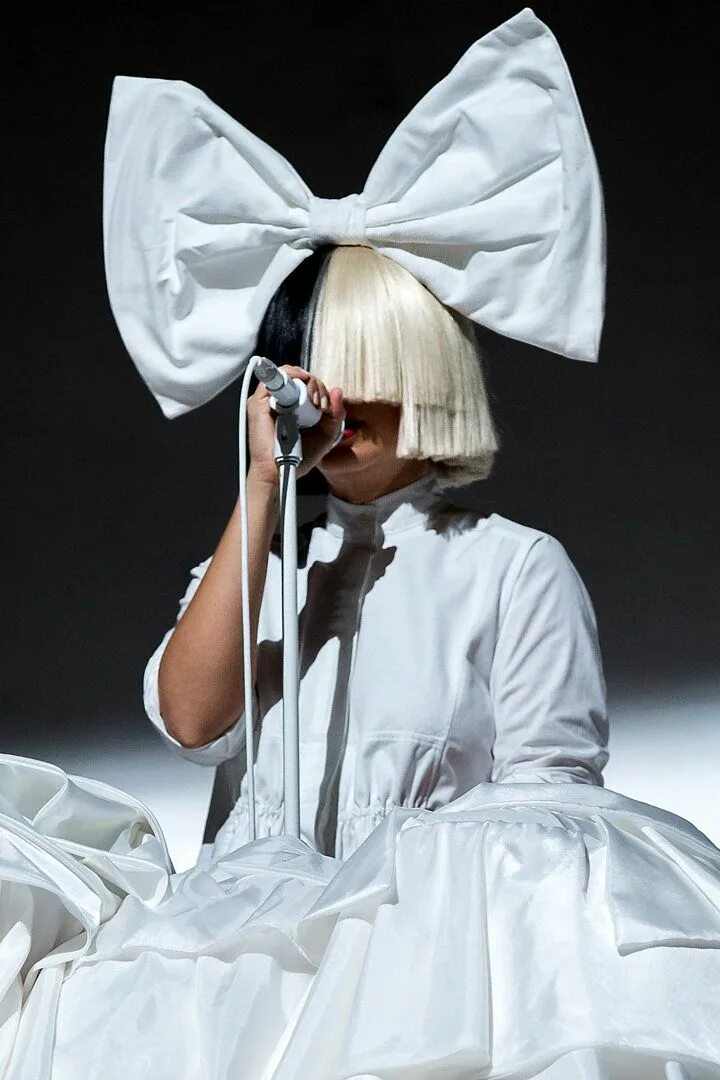 Как выглядела певица. Sia певица. sia 2025 певица. sia 2010. sia 2009.