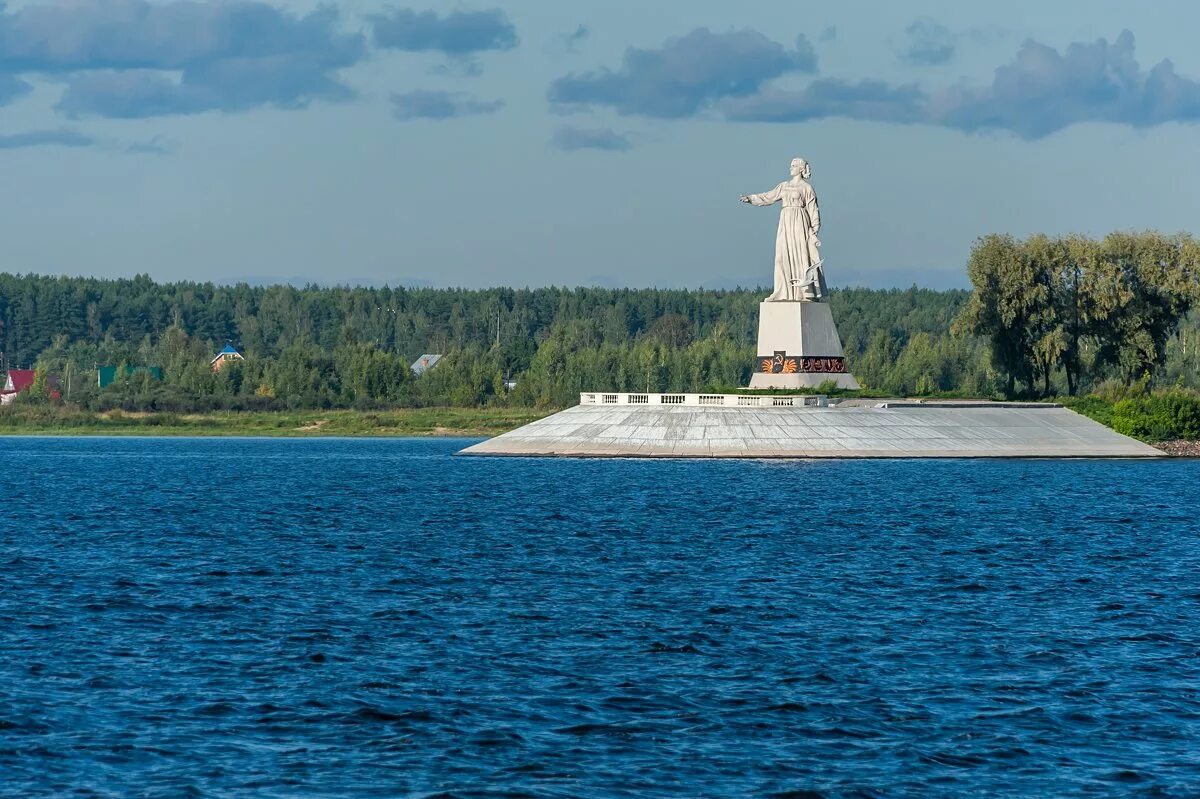 Поволжское море. Рыбинское водохранилище памятник Волге. Монумент Волга-мать в Рыбинске. Мать-Волга достопримечательности Рыбинска. Памятник Волге в Рыбинске.