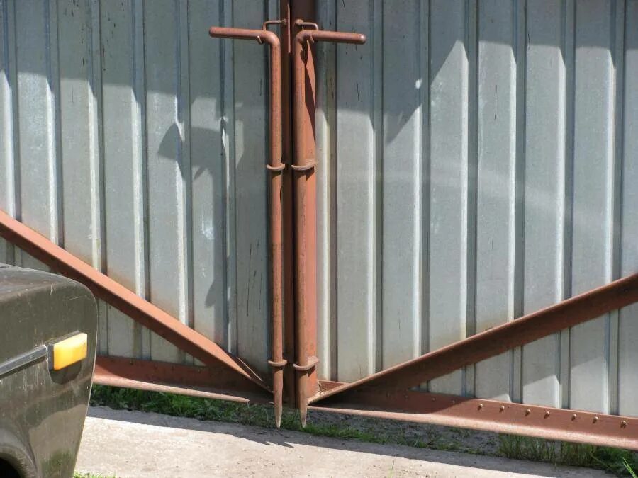 Закрывание распашных ворот. Электрозамок на распашные ворота mc424l. Закрывание распашных ворот. Засов для ворот из профлиста. Закрывание распашных ворот.