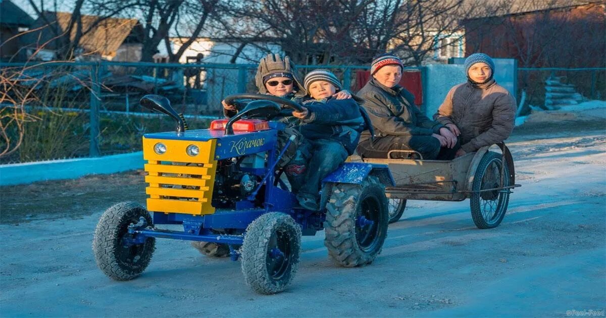 Песни едем в соседнее село. Едем едем в соседнее село на дискотеку. Национальный трактор Козачок. Бабушка на тракторе. Бабки на тракторе.