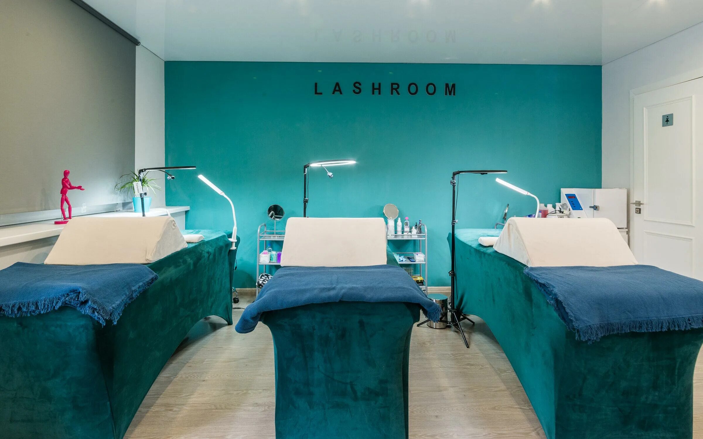 Студия по наращиванию ресниц вывеска. Lashsalon. Салон наращивания ресниц. Студия наращивания ресниц интерьер. Студия ресниц москва.