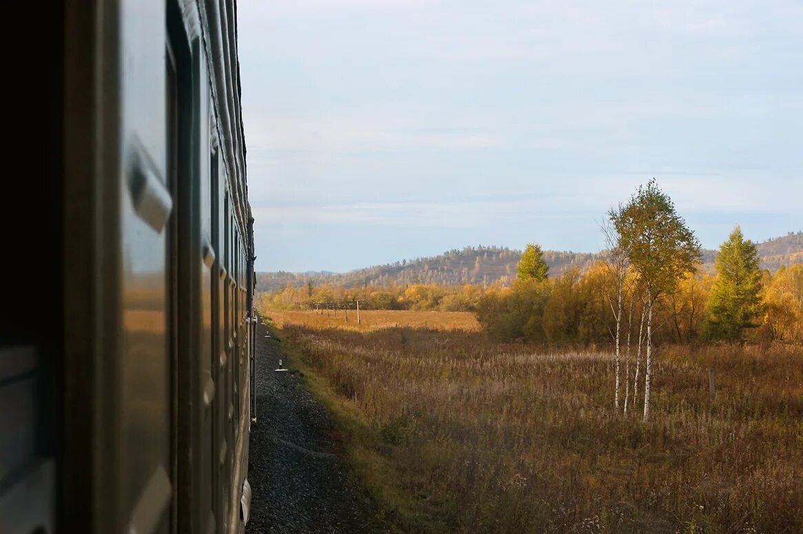 Москвича увидевшего липецк из окна поезда доставили. Вид из поезда. красивый вид из окна поезда. вид с окна поезда. из окна поезда.