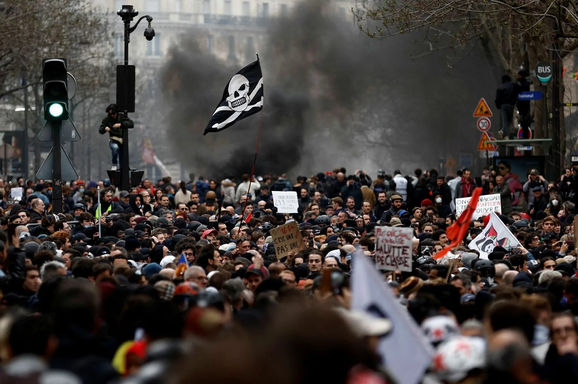 Французы сегодня. Протесты во Франции 2023. Протесты в Британии. Протесты в Париже. Протесты во Франции.