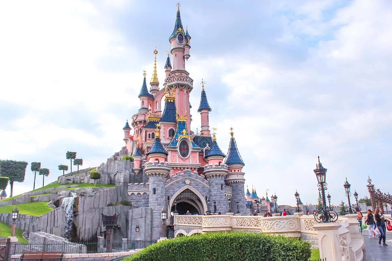Диснейленд находится в городе. Парк Уолт Дисней в Париже. Диснейленд Париж Disneyland Paris. Диснейленд Париж Диснейленд парк. Евро Диснейленд Франция.