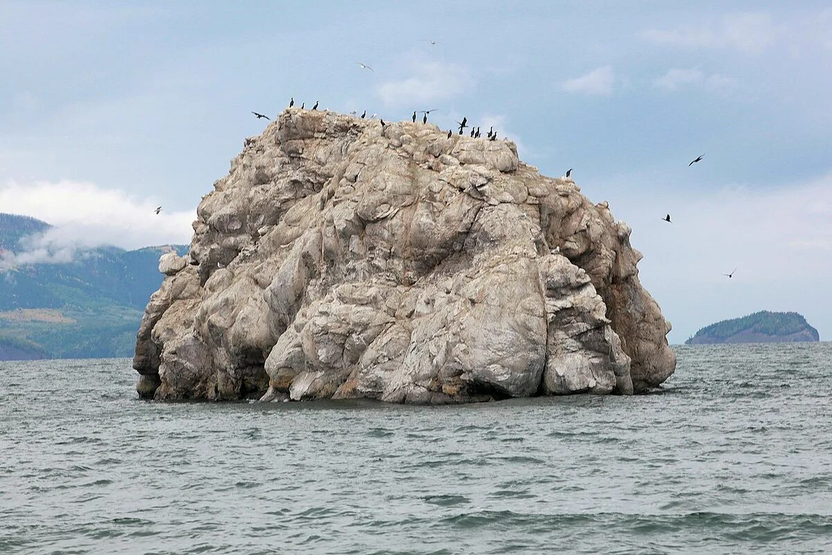 Остров большой камень. Бакланий остров на Байкале. Скала белый камень Байкал. Остров белый камень на Байкале. Бакланий камень на Байкале.