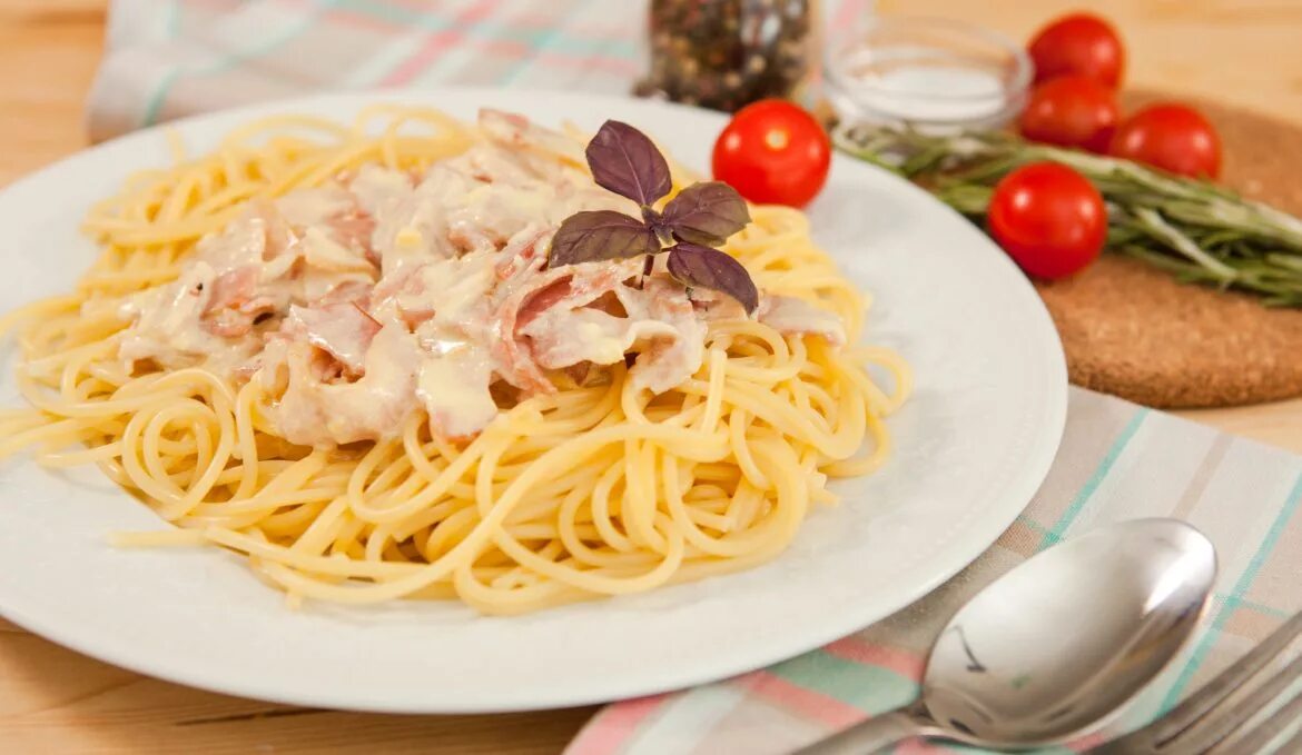 Макароны со сливками как называется. Карбонара с беконом. Итальянская паста карбонара. Паста карбонара. Карбонара.