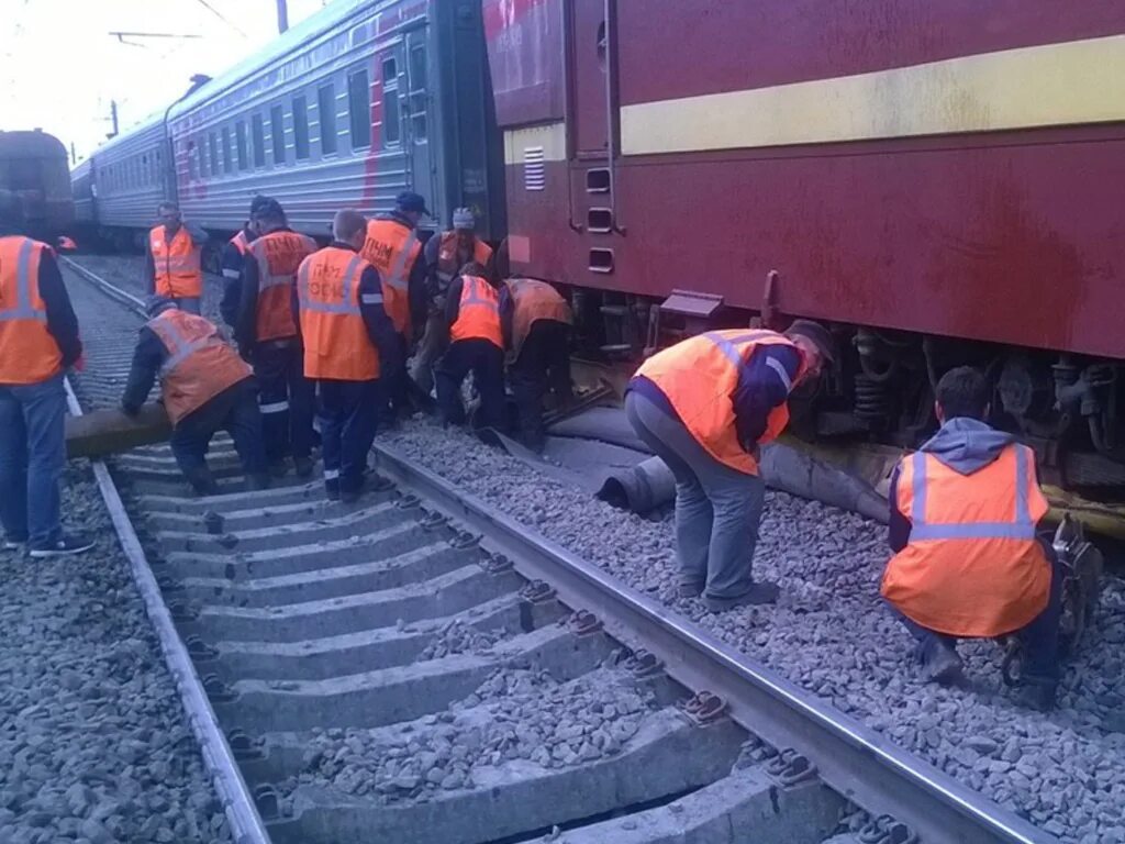 Столкновение поезда на дрезине. Авария на ЖД В Ленинградской области. Задержка поезда. Почему задержали поезд