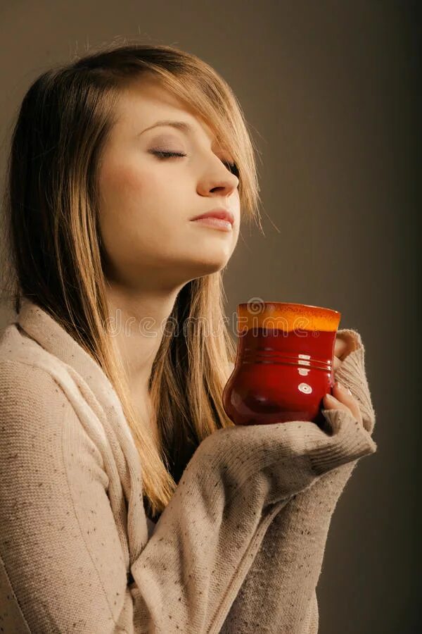 Hot drinking chicks. Девушка держит чашу. Девушка с чашкой горячего малинового напитка. Девушка держит кружку эмоции. Кофе женщина в колпаке.