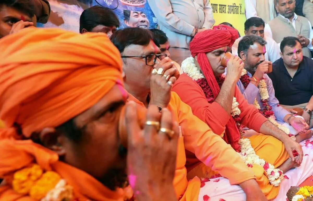 Индусы пьют коровью мочу. Пьют ли индусы. Индийские спиртные напитки. Пьют ли индусы. Пьют ли индусы.