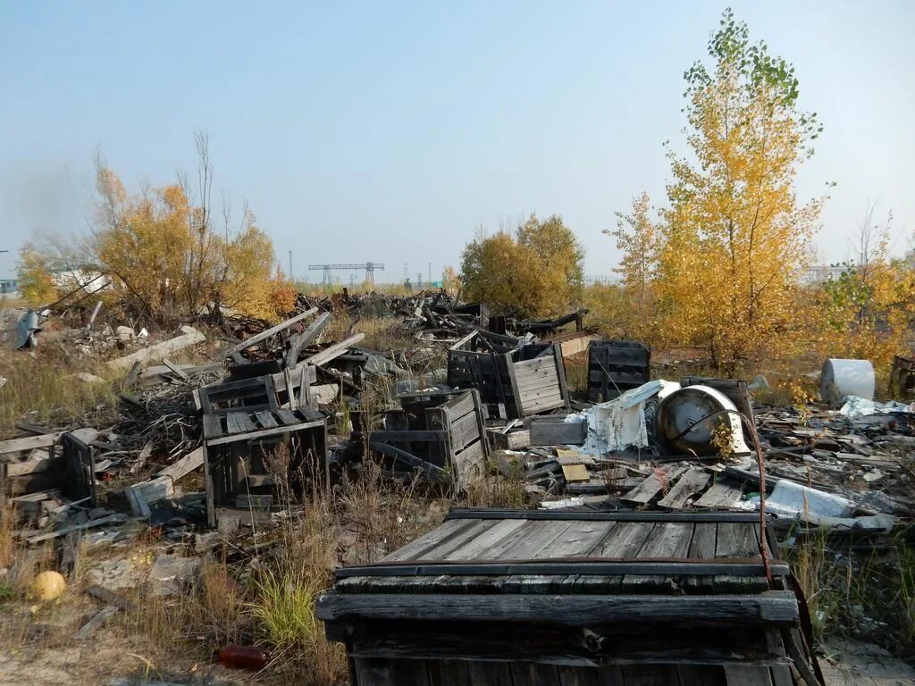 Объекты накопленного экологического ущерба. Ущерб экологический горное предприятие. Проблемы ликвидации накопленного экологического ущерба в Арктике. Ыв посёлке ту ГРЭС С холмов вывозят землю. Накопленный экологический вред