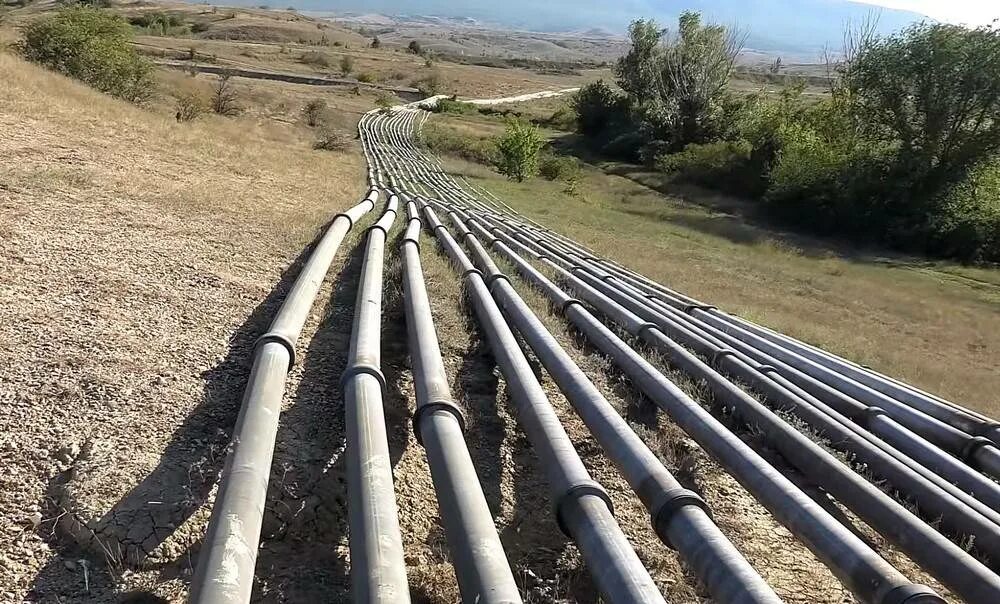 Большая труба с водой