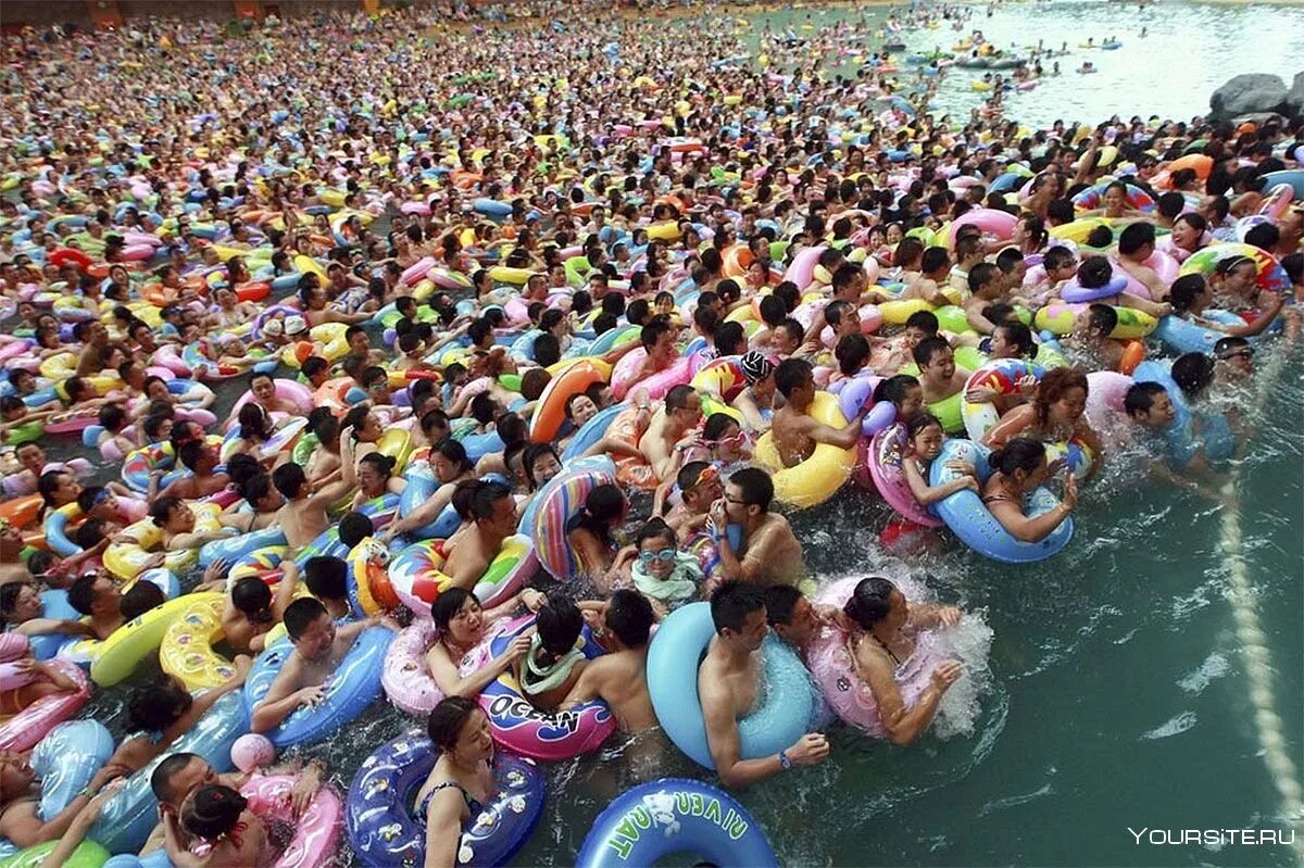 Море в китае. Пляж где много людей. Пляж где много людей. Много людей на пляже. Пляж где много людей.