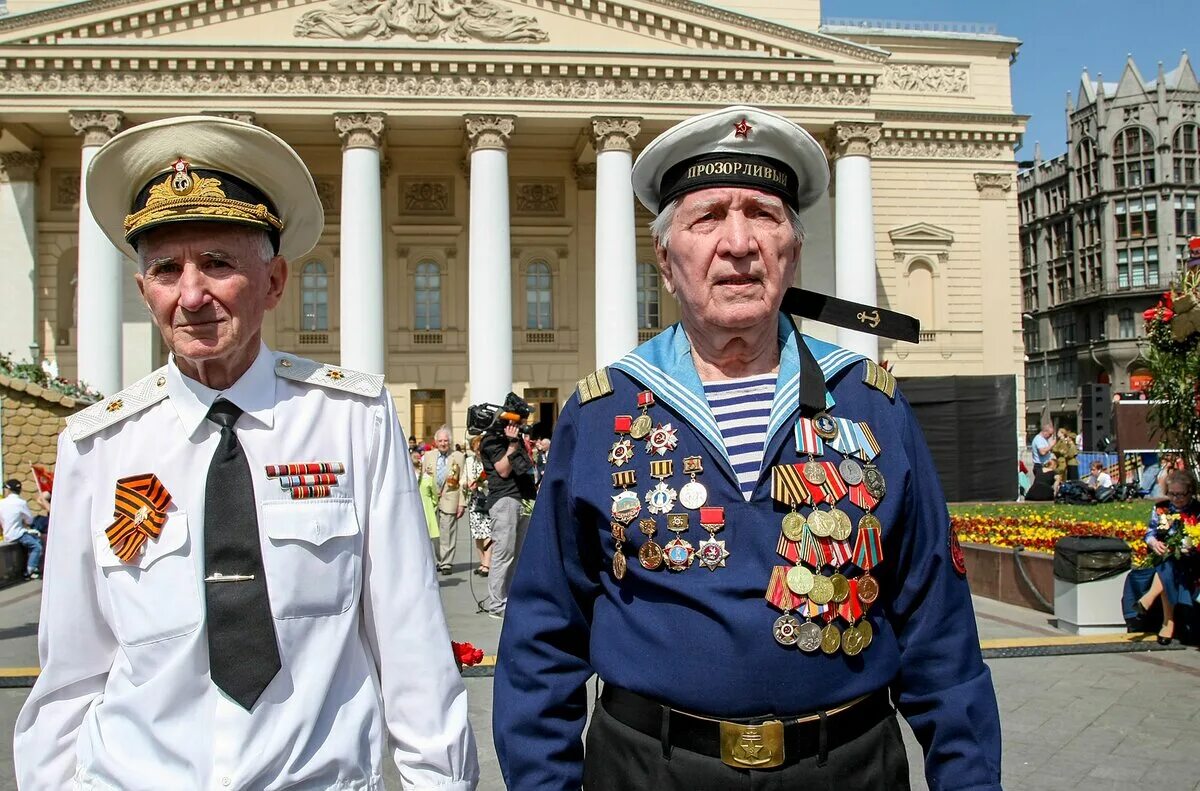 Военный сайт ветеранов. Встреча ветеранов у большого театра. День Победы у большого театра. Ветераны у большого театра 9 мая. Военный пенсионер.