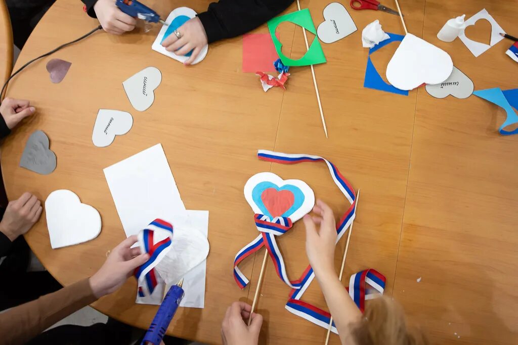 Гимназия п ноглики. Ноглики сахалин. Картинка на день мастера. Гцкд "заря". Районный центр досуг.