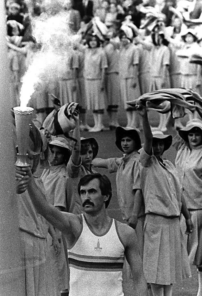 сергей белов зажигает олимпийский огонь. кто зажег огонь 1980. виктор санеев олимпиада 80. сергей белов баскетболист олимпийский огонь. сергей белов с факелом.