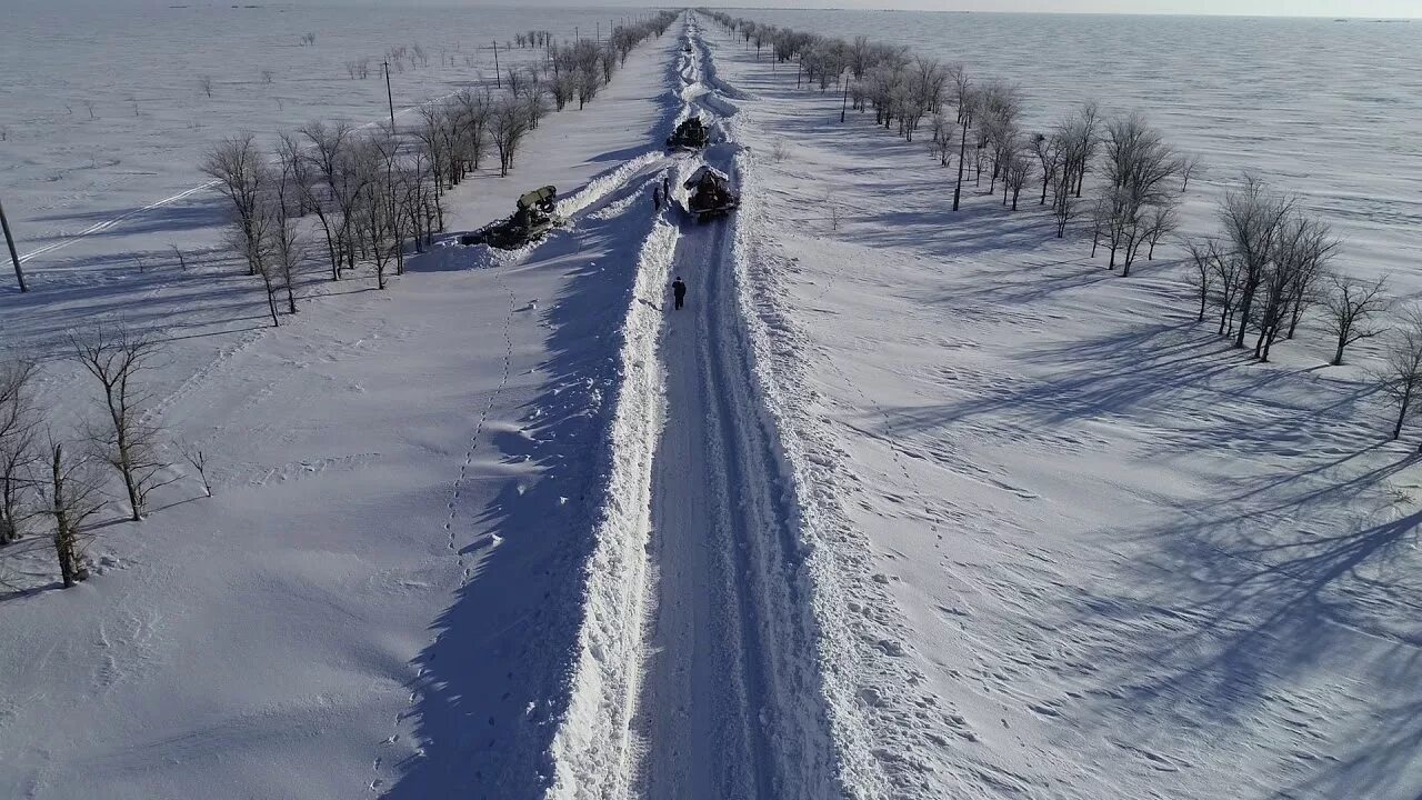 Дорогу в глубоком снегу. Алтайском крае зимой дорог. Занесенная снегом дорога. Снежные заносы в Ростовской области. Края дороги занесенные снегом.