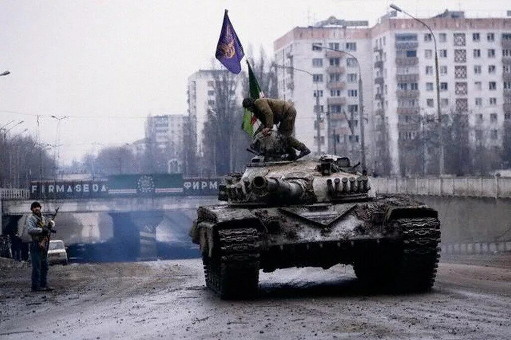 чечня грозный 1995 танки. 131 мотострелковая майкопская бригада чечня. 1 ноября 1995 год. танк т72 в грозном 1995. чечня 1995 штурм грозного дудаевцы.